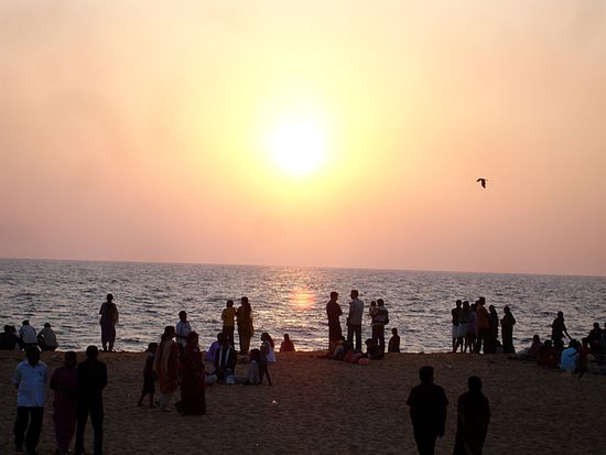 Die Holländerin hatte gestern von hier aus einen Tagesausflug nach Kanjakumari gemacht und zeigte mir Fotos von einem Traumsonnenuntergang. Und ich übernachte extra dort und habe jeden Abend pünktlich dicke Wolken über dem Meer. Da kommt man sich doch fast verarscht vor.
Wieder zurück in Trivandrum suche ich einen Fotoladen, den die Holländerin in ihrem Lonely Planet als Empfehlung hat. Dort geben wie mir eine Visitenkarte mit der Anschrift einer Photowerkstatt, die auf Digitalkameras spezialisiert ist. Leider arbeiten die aber Sonntags nicht. Ich versuchs mal morgen bevor ich abreise. Heute Habe ich im Hotel zu Abend gegessen. Außer mir waren nur Inder hier. Dabei alleine zwei größere Gruppen. Die es gab die übliche Tomatensuppe und wieder Fischtikka. Das Tikka war ok aber nicht so lecker wie in Mahdini.
