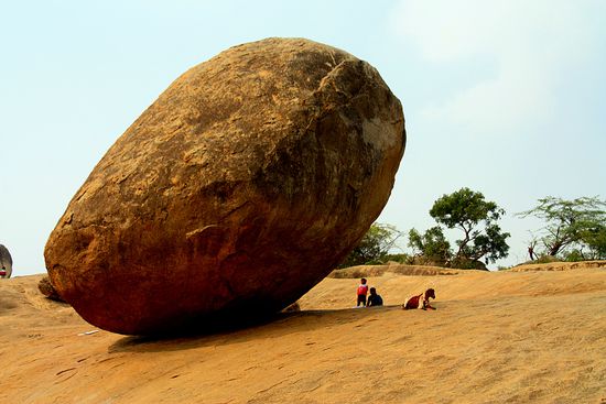 Hier gibt es genauso eine Steinkugel wie in Burma - nur nicht vergoldet.