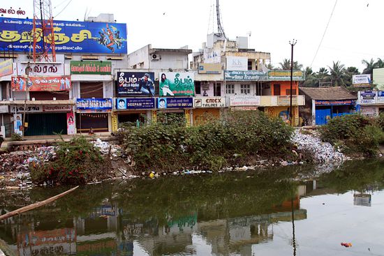 Der Weg in die Stadt führt über den "Anicut Kanal" - eine Kloake.