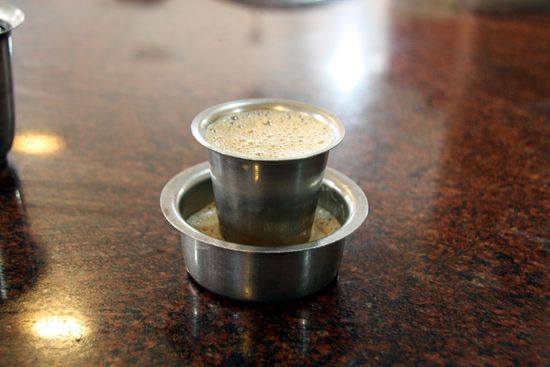 Typisch Indischer Kaffee - das untere Töpchen ist nicht etwa wie bei uns eine Untertasse, sonder aus der wird der Kaffee getrunken nachdem man in ein paar mal hin und her geschüttet hat.