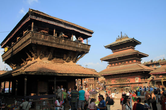 Taumadhi Tol mit Teehaus im Vordergrund