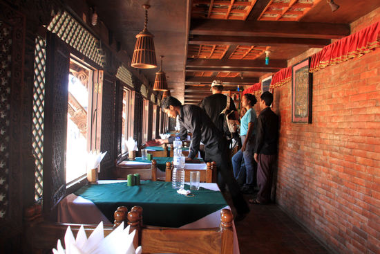 In diesem hübschen Restaurant mitten auf dem Durbar Square habe ich eine Joghurtspezialität aus Bhaktapur und eine Hühnernudelsuppe gegessen die dafür gesorgt haben, dass ich Abends ordentlich Durchfall hatte und nachts mindestens 8 mal auf die Toilette musste.