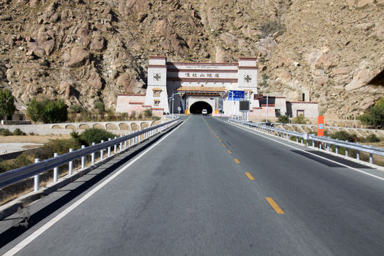 Was als erstes Auffällt ist die hervorragende Straße vom Flughafen nach Lhasa.