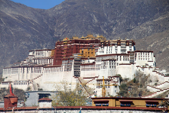 Vom Dach des Pokhang aus hat man einen tollen Blick auf den Potala.
Der rote Bereich dient religiösen Zwecken, im Weißen werden weltliche Dinge geregelt.