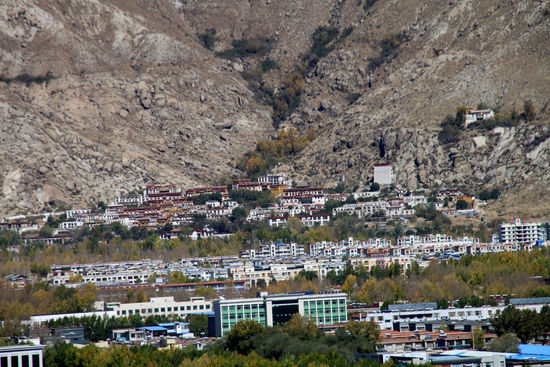 Der Blick auf Kloster Sera zeigt wie groß die Anlage ist.