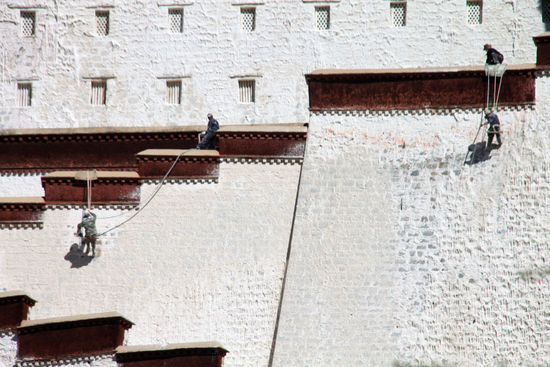 Traditionell werden jedes Jahr im Oktober / November die tibetischen Häuser neu gestrichen - auch der Potala. Das wird hier von Freiwilligen erledigt, die sich dadurch einen "Bonus" für ihr irdisches Leben erhoffen.