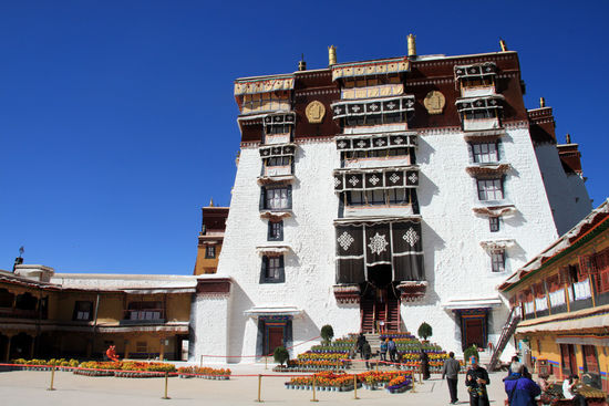 Die Eintrittskarten bekommt man zwar schon am Kartenschalter weiter unten am Treppenaufgang, aber hier ist erst der eigentliche Eingang ab dem man eine Stunde Zeit hat. Hier hat man auch die Wasserflaschen abgeben müssen, kann aber am rechten Bildrand an den Ständen neues Wasser kaufen.