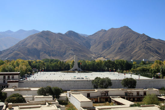 Potalaplatz - hier finden abendschinesische Wasserspiele statt.
