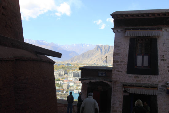 und wieder draußen. Der Ausgang auf der Rückseite des Potala. Die eine Stunde hat zur Besichtigung gereicht. Na Wang hat uns einiges erzählt und auch die Zeit gut eingeteilt. Ich selbst hätte gar nicht auf die Uhr geachtet.
Hier am Ausgang gibt es die einzigen Authorisierten Potalabücher (neben den Ständen am Eingang) zu kaufen. Ausnahmsweise greife für umgerechnet rund 15 € auch ich zu und kaufe einen schönen kleinen Bildband in den ich dann auch noch den offiziellen Potalastempel gestempelt bekomme. 