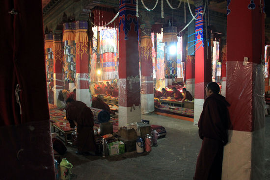 Kloster Drepung - Die große Versammlungshalle von Drepung gehört zu den größten und prächtigsten in Tibet. Dazu hatten wir auch noch das Glück einer Feier zuzusehen.