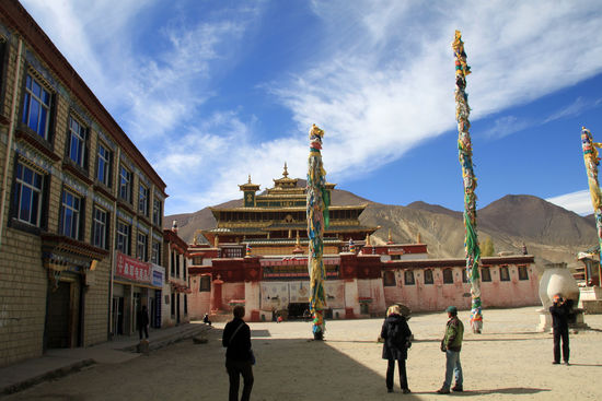 Kloster Samye - Ganz gut zu sehen ist aucvh der ungewöhnliche dreistöckige Aufbau der Versammlungshalle