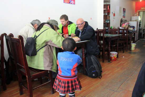 Anschließend sind wir ein kleines Stück aus Tsetang rausgefahren um den Yumbu Lakang zu besichtigen, eine Art Tempelburg auf einem Hügelrücken. Das ehemals älteste Gebäude Tibets ist wie so vieles in Tibet von den Chinesen zerstört aber später, ín den 80ern wieder originalgetreu aufgebaut worden.
