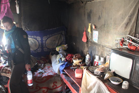 Wir sind zu dritt unterwegs und werden in eine Wohnung gebeten. Natürlich ist das Ziel ein ordentliches Trinkeld, aber trotzdem ist es interessant einmal eine einfache tibetische Wohnung von innen zu sehen. Ziemlich beengt - aber mit Fernseher.