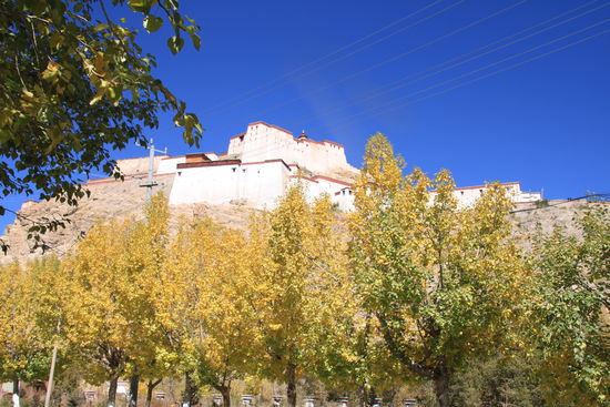 Auch in Gyantse gibt es einen Dzong, also eine Klosterburg, die aussieht wie die Potala in Lhasa als kleinere Version.