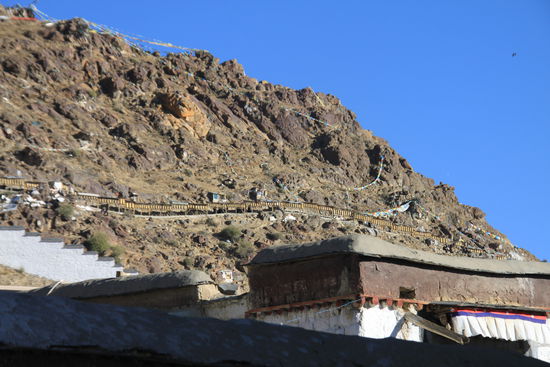 Der übliche Pilgerweg (Kora) um das Kloster herum ist hier gut an den Gebetsmühlen zu erkennen.