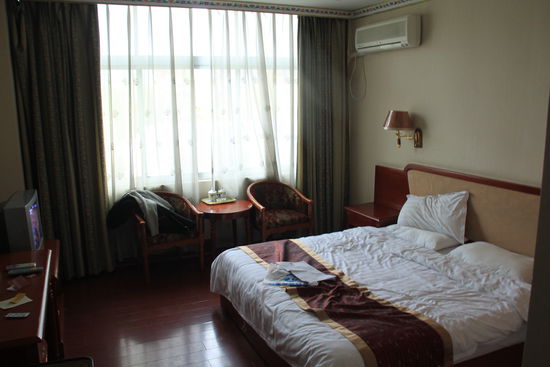 Etwas unglücklich ist, dass die Aircondition auch als Heizung dient. Dadurch, dass sie so hoch oben hängt und warme Luft steigt muss man mächtig heizen damit es einigermaßen warm wird.