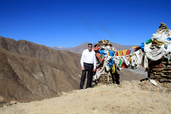Auf jedem Pass sind solch Steinhaufen und Gebetsfahnen zu finden. Je höher der Pass, desto größer und zahlreicher werden die Fahnen.