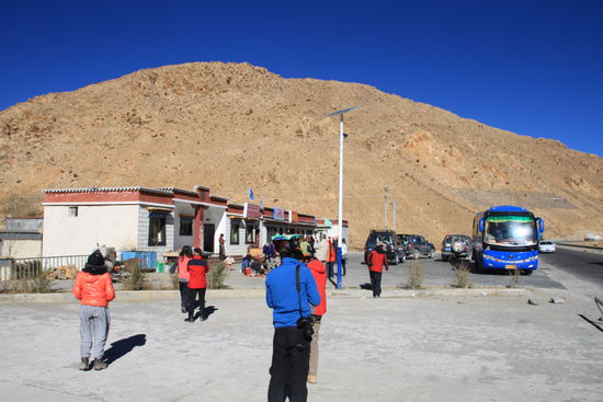 Wieder einmal so ein typischer Stop vor einem Kontrollposten.