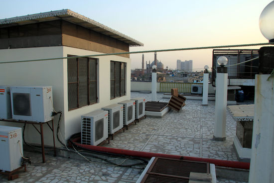 Dachterasse - Wenn jemand etwas essen oder trinken möchte wird schnell ein Tisch und ein Stuhl geholt.