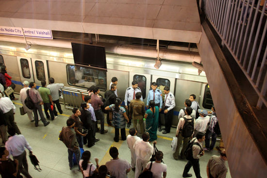 Zur Hauptverkehrszeit wird jede Tür von Sicherheitspersonal bewacht, aber diese Bild ist ziemlich harmlos.
