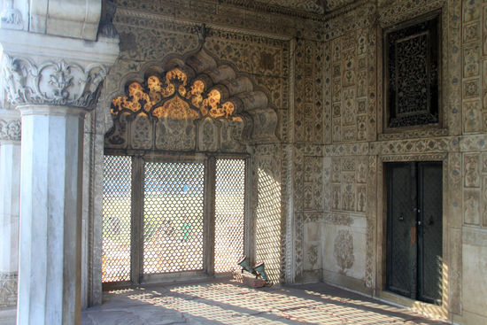 Rotes Fort - Der Stein ist so dünn, dass die Sonne durchscheint