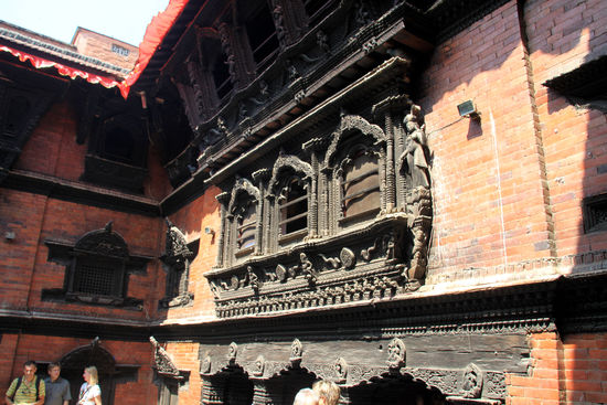 An diesem Fenster zeigt sich die "Kumari, die Lebende Göttin" wohl immer dann, wenn genug Spenden zusammen gekommen sind.