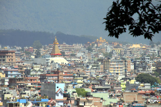 Die Stupa durch das Tele von Pashupatinath aus.
Vor 20 Jahren waren das alles getrennte Dörfer mit Landschaft dazwischen. Heute ist alles zusammen gewachsen.