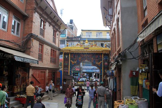 Durch ein eher unscheinbares Tor geht es in eines der wichtigsten Heiligtümer gerade auch der Exiltibeter hier in Nepal.