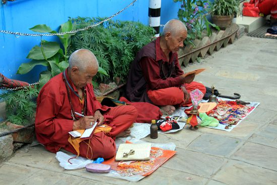 Mönche bei der Arbeit