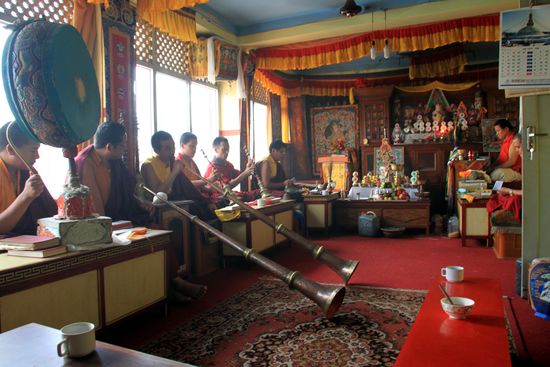 Iris hat mir den Tip gegeben, einmal in den zweiten Stock des Gebäudes hoch zu gehen und so komme ich das erste mal in den Genuß, den Mönchen beim Musizieren zuzusehen und zu hören. Es wird das einzige mal sein wo ich das ganz in Ruhe eine ganze Zeit lang auskosten werde.