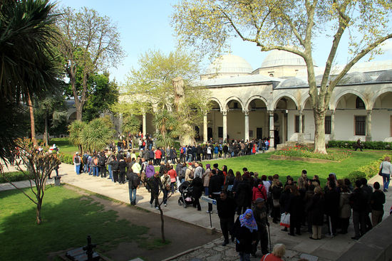 Schlange stehen vor der Schatzkammer. Das sparen wir uns.