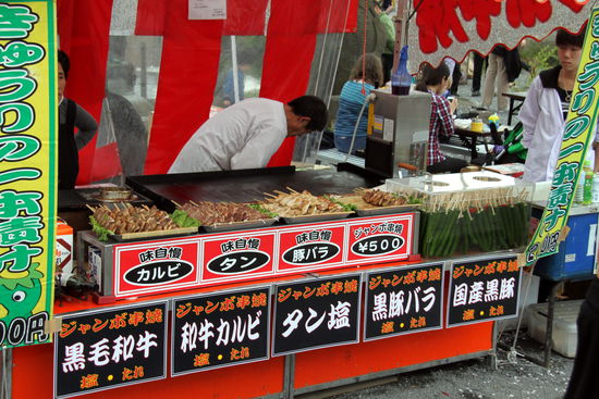 An den Wegen zu den Tempeln finden sich häufig Essensständen.