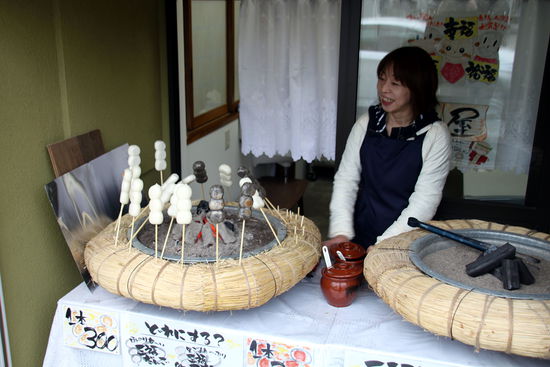 Spezielle Süßigkeit in Nikko. Kaut sich ziemlich zäh, schmeckt aber insbesondere in der grauen Variante mit schwarzem Sesam ganz lecker.