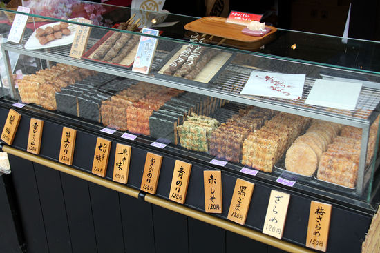 Meistens, wo es etwas süßes zu kaufen gibt, gibt es in der Umgebung auch etwas herzhaftes - Hier Cracker mit Fisch, Algen etc.