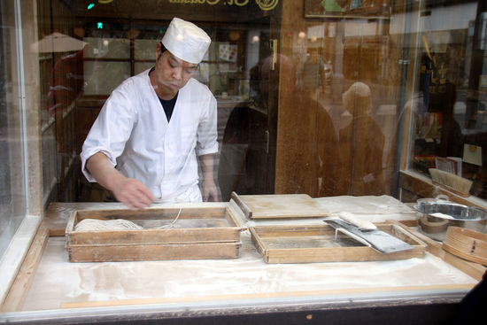 Ich bin mir sicher, dass ich genau dieses Nudelrestaurant in einer Fernsehreportage schon gesehen habe. Leider nur Mittags geöffnet.