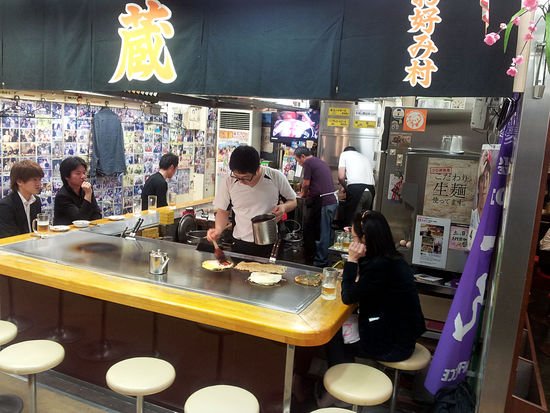 Eine Spezialität aus Hiroshima ist Okonomiyaki. Eine Art "japanische Pizza" mit Kraut, Speck, Teig und Ei - wer will mit Shrimps. Das Geheimnis der Köche ist die Soße. Sehr lecker.