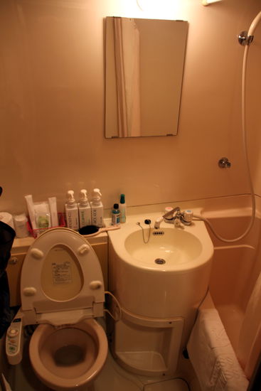 Ich habe ganz vergessen, ein Foto vom Zimmer zu machen. Die Duschkonstruktion (Anschluß am Wasserhahn vom Waschbecken) hat mich aber so begeistert, dass ich da ein Foto machen musste. 
Und die übliche Hightechtoilette sieht man auch.