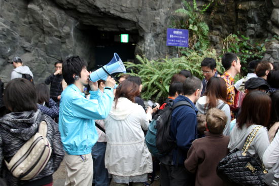 Etwas ungewöhnlich im Aquarium - Ansager die mit ihren Megaphonen irgendwelche Infos verkünden.
