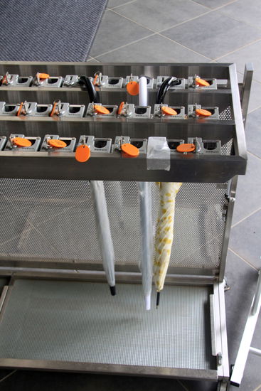 Solche abschließbaren Schirmständer sieht man bei Museen öfter