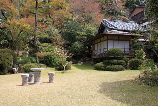 Da kleine Kaffee entpuppt sich als japanisches Privathaus mit wunderschönem Garten. Wir sitzen auf Kissen auf der Veranda, essen Apfelkuchen und trinken Kaffee aus Tassen mit Goldrand. Absolut kitschig aber bezaubernd.