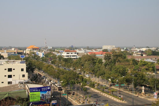 Diese breite Straße bis zum Ende, dann rechts kommt man ins Zentrum
