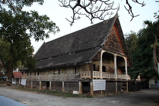 Der Tempel (zumindest manche Gebäude) scheint schon recht alt zu sein.