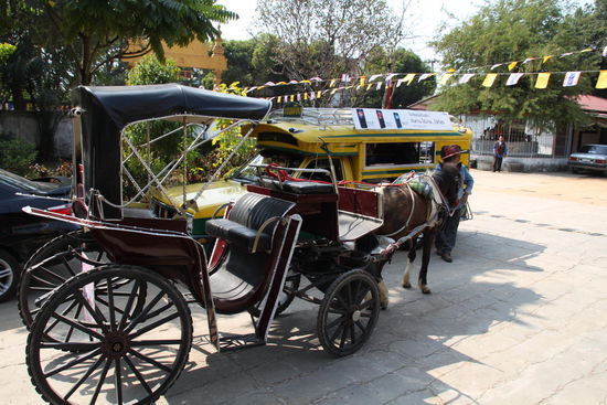 Hinten mein Taxi, vorne ein Traditionelle Pferdekutsche. Die beiden Fahrer haben sich unterhalten so lange ich mir den Tempel angeschaut habe.