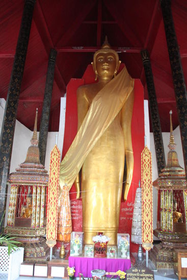 Ziemlich großer stehender Buddha