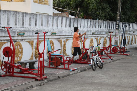 Häufig zu sehen - Fitnessgeräte an öffentlichen Stellen, die auch gerade bei Sonnenuntergang gerne genutzt werden.