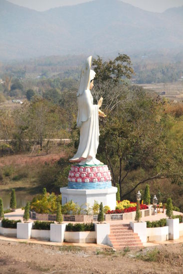 Auch die Statue gehört noch zum Tempel.