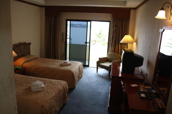 Mein erstes Zimmer für 960 B incl Frühstück au jeden Fall günstig. Auf dem Foto sieht es direkt recht ordentlich aus.