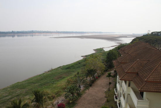 Blidk aus dem Zimmer. Ziemlich wenig Wasser im Mekong