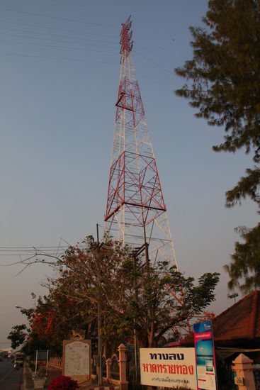 Absolut gigantisch Strommast. Die Leitungen führen über den Mekong nach Laos.