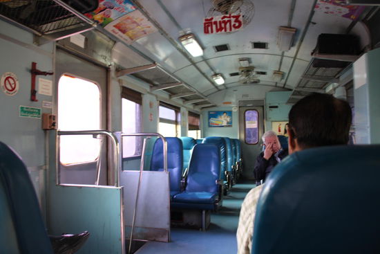 Zuschlagspflichtiger Expresszug, 2. Klasse Abteil, Etwa 380 B kostet die Fahrt nach Khorat.